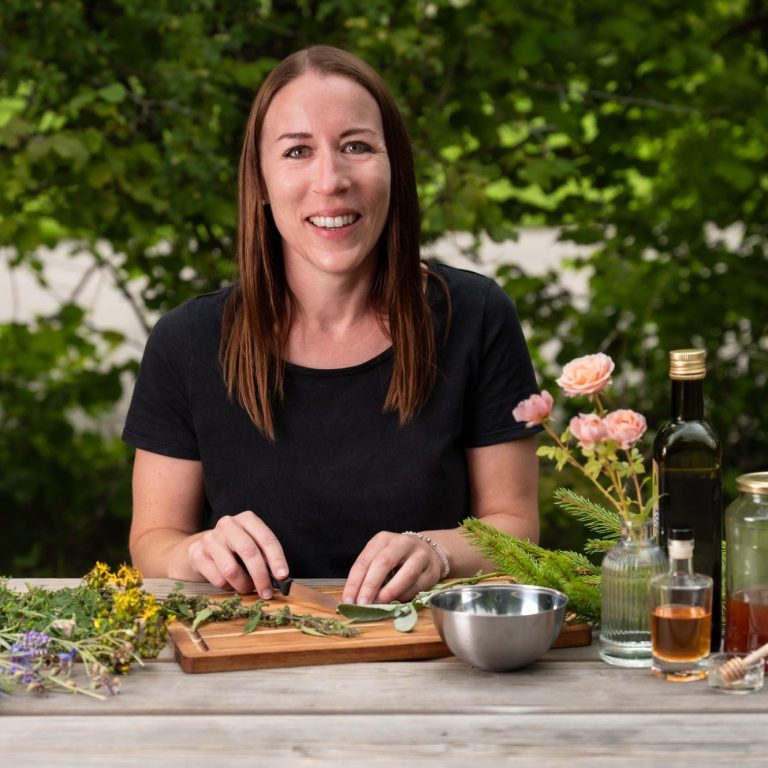 Chrüter Liäbi beim Schneiden von Kräutern für Zubereitungen der Wildkräuterküche, der Hausapotheke und der Naturkosmetik.